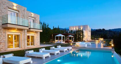 Two private pools, hot tub, nature views, ping pong!