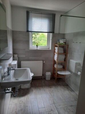 Dusche, Haartrockner, Handtücher, Seife