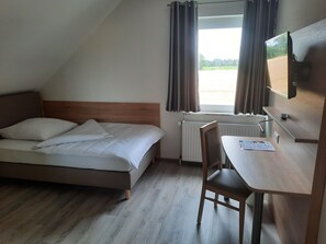 3 bedrooms, desk, WiFi, bed sheets
