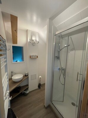 Comfort Double or Twin Room | Bathroom | Shower, hydromassage showerhead, hair dryer, towels - Le Rebanchon (Monetier-les-Bains)