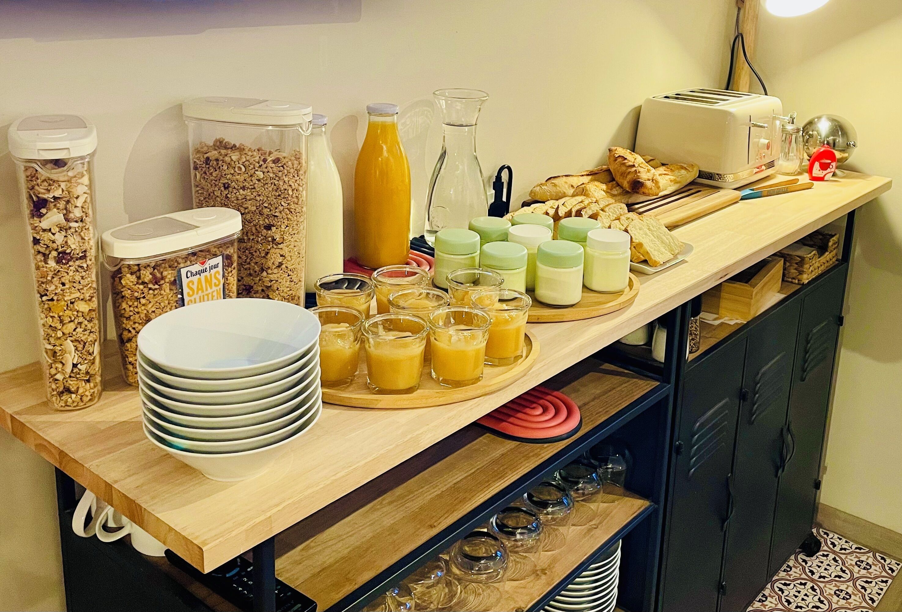 Petit déjeuner en libre-service (11 EUR par personne)