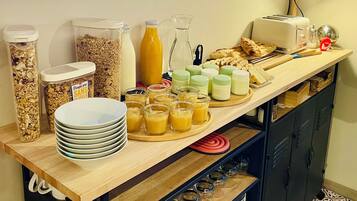 Petit déjeuner en libre-service (11 EUR par personne)