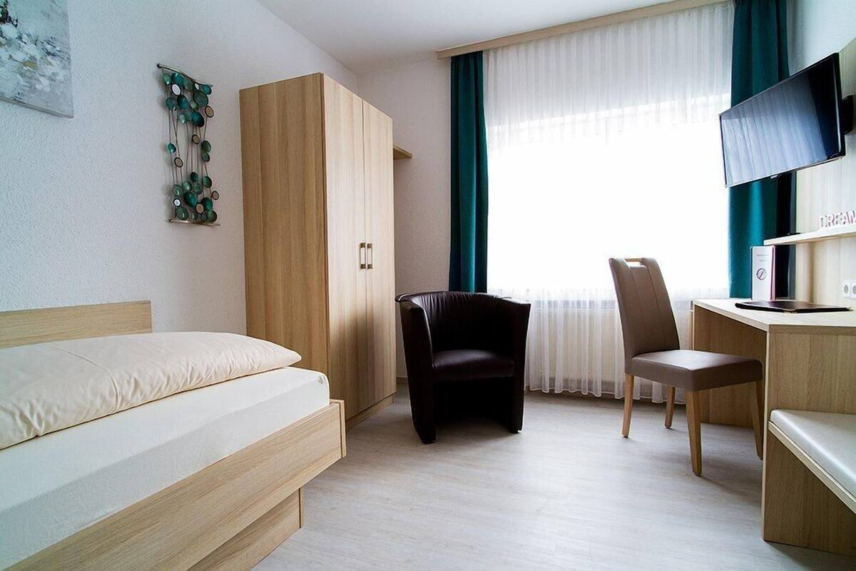 Habitación individual | Caja fuerte, escritorio, espacio para trabajar con un portátil