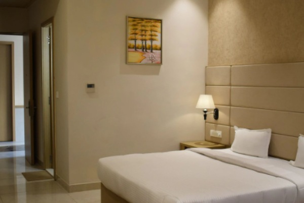 Deluxe Double Room | In-room safe, iron/ironing board, WiFi (free)