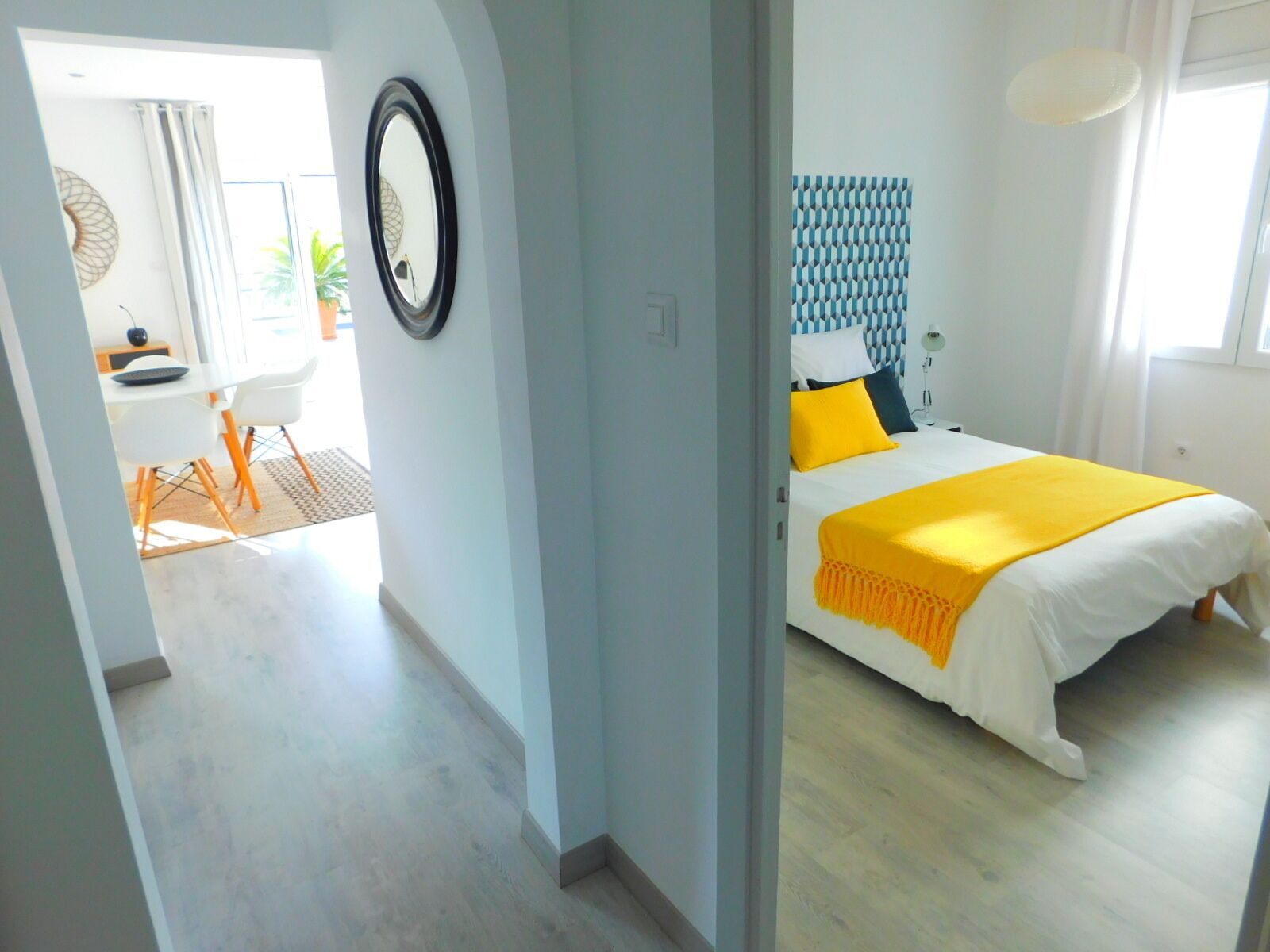 Una habitación de hotel con una cama, un escritorio y una silla.