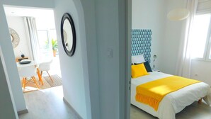 A hotel room with a bed, a desk, and a chair. - Sea view apartment and private parking at 50 m. from the beach Salatar, Roses (Roses)