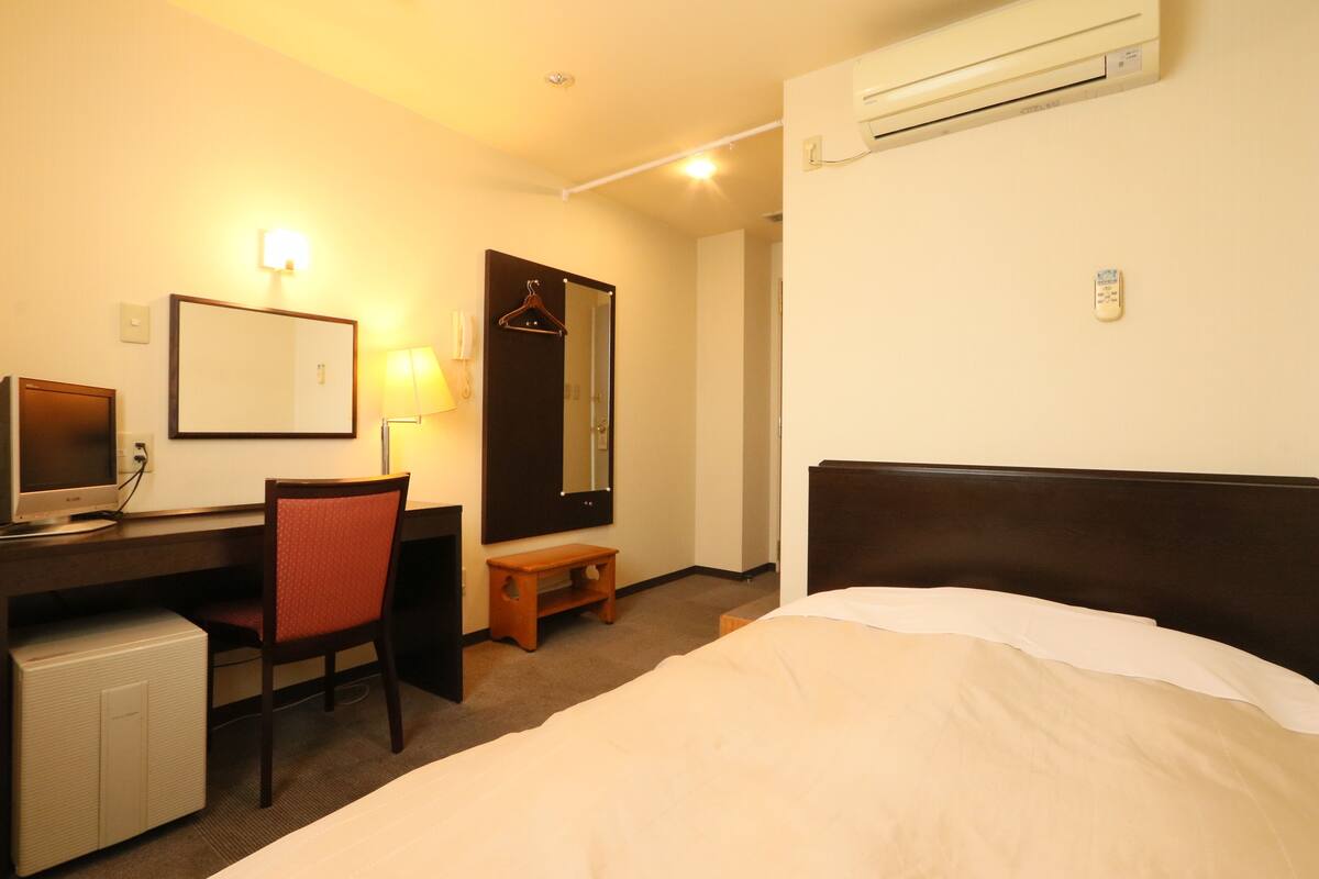 In-room safe, WiFi (free)