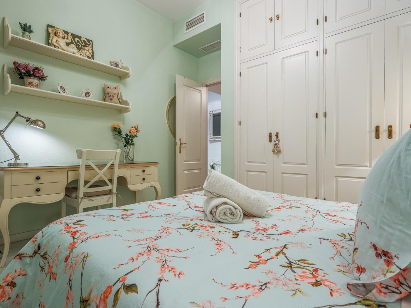 2 slaapkamers, een strijkplank/strijkijzer, internet, beddengoed