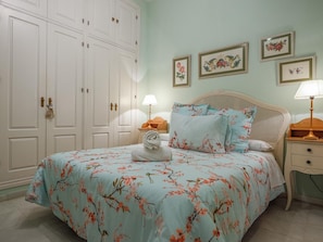 2 bedrooms, iron/ironing board, internet, bed sheets
