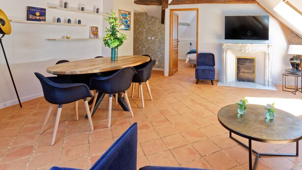 A spacious living area with a dining table, chairs, a sofa, and a fireplace. - Le Hoche Les Demoiselles in Versailles 1 minute from the Château de Versailles (Versailles)