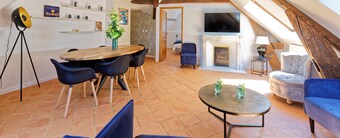 Le Hoche Les Demoiselles in Versailles 1 minute from the Château de Versailles