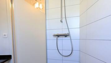 Een douche, een haardroger, handdoeken, zeep
