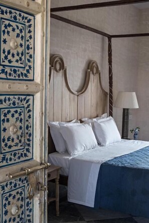 セーフティボックス (室内)、デスク、ノートパソコン用作業スペース、防音設備