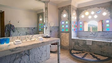 Deep-soaking bathtub