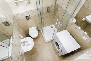 Dusche, Haartrockner, Handtücher, Seife