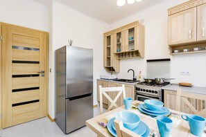 Kühlschrank, Ofen, Geschirrspüler, Wasserkocher mit Kaffee-/Teezubehör