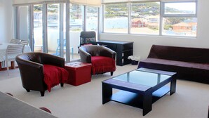 Appartement, 2 chambres, balcon | Salle de séjour