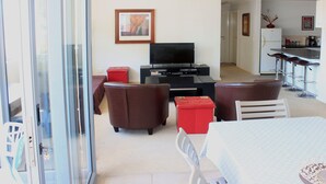 Appartement, 2 chambres, balcon | Salle de séjour
