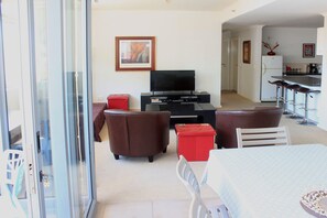 Appartement, 2 chambres, balcon | Salle de séjour | Télévision à écran plat de 42 pouces avec chaînes numériques, télévision