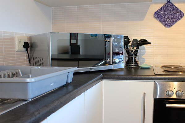 Apartamento, 2 quartos, sacada | Cozinha privada | Geladeira grande, micro-ondas, fogão, cooktop