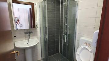 Basic Double Room | Bathroom