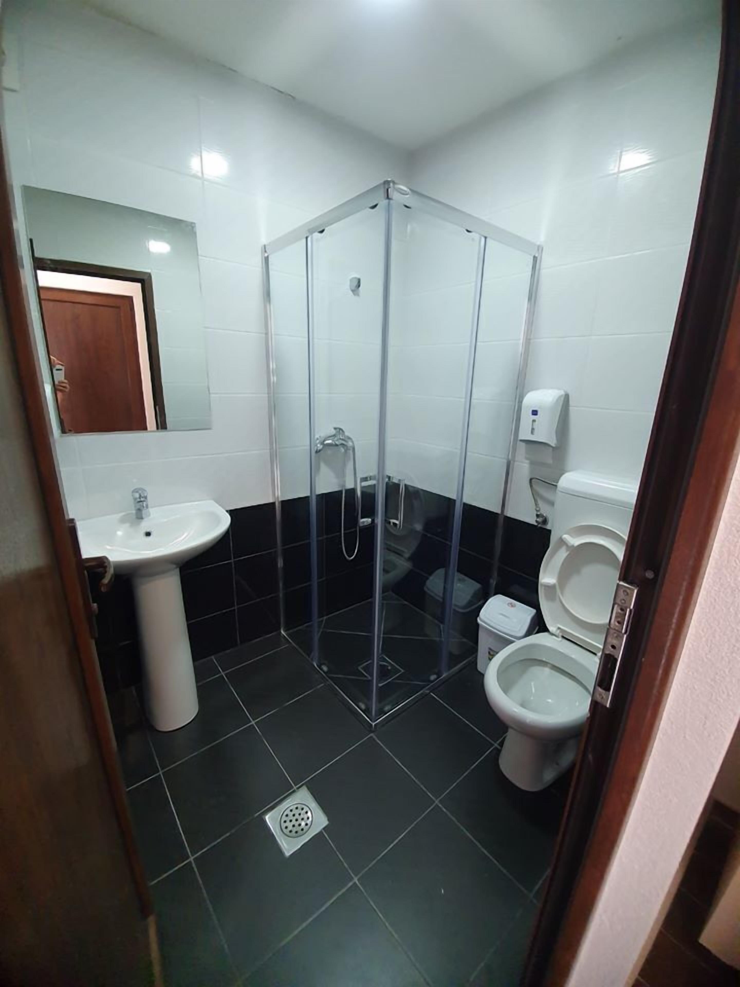 Basic Double Room | Bathroom