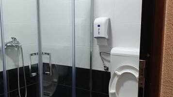 Basic Double Room | Bathroom