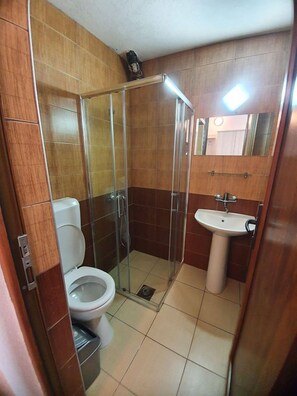 Familien-Vierbettzimmer | Badezimmer