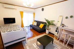 Apartemen, 1 kamar tidur | 1 kamar tidur, meja kerja, tirai kedap cahaya, dan setrika/meja setrika