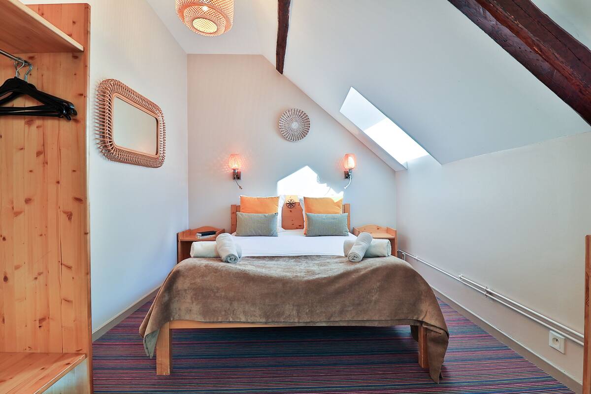 Habitación con 1 cama matrimonial o 2 individuales | Insonorización, wifi gratis y ropa de cama