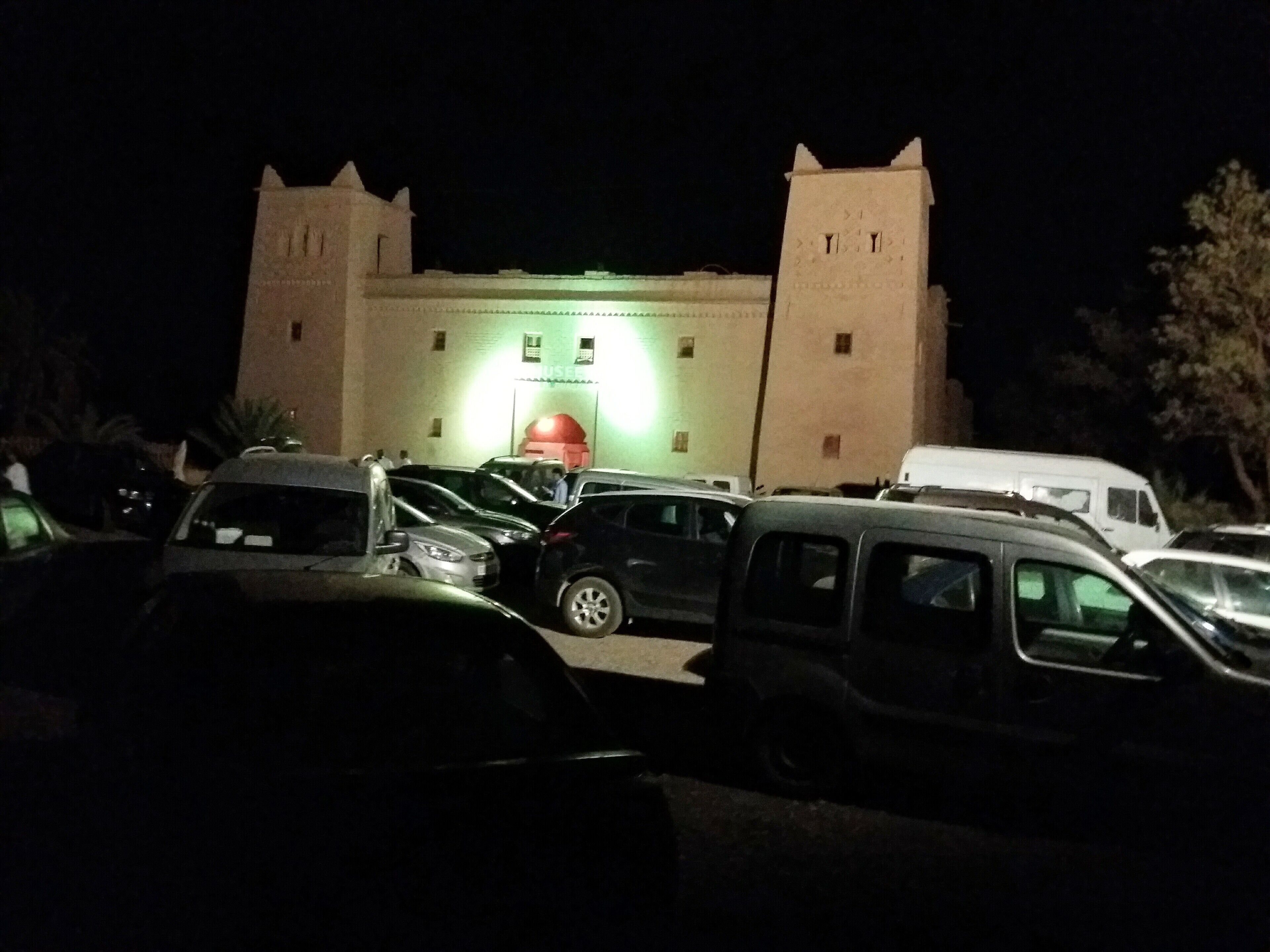 Parkplätze auf dem Gelände