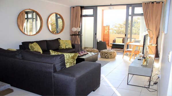Apartment | Living area - Sunlit Apartment Muizenberg Beachfront (Cape Town)