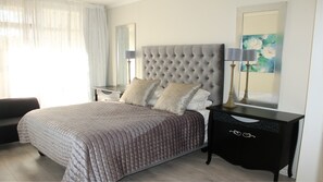1 bedroom, individually decorated, individually furnished, desk - Sunlit Apartment Muizenberg Beachfront (Cape Town)