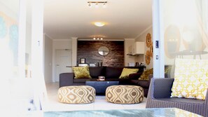 Apartment | Living area - Sunlit Apartment Muizenberg Beachfront (Cape Town)
