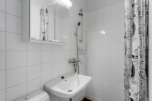 スタジオ | バスルーム | シャワー、バスアメニティ (無料)、タオル