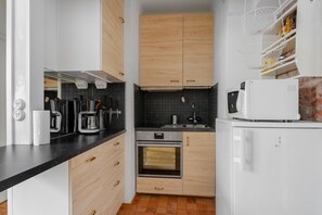 スタジオ | 専用キッチン | 大型冷蔵庫、電子レンジ、オーブン、コンロ