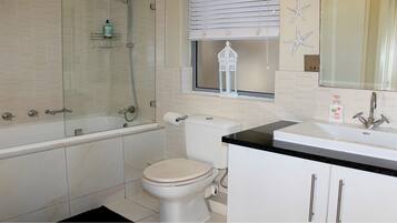 Apartment, 1 Bedroom | Bathroom | Combined shower/bathtub, towels