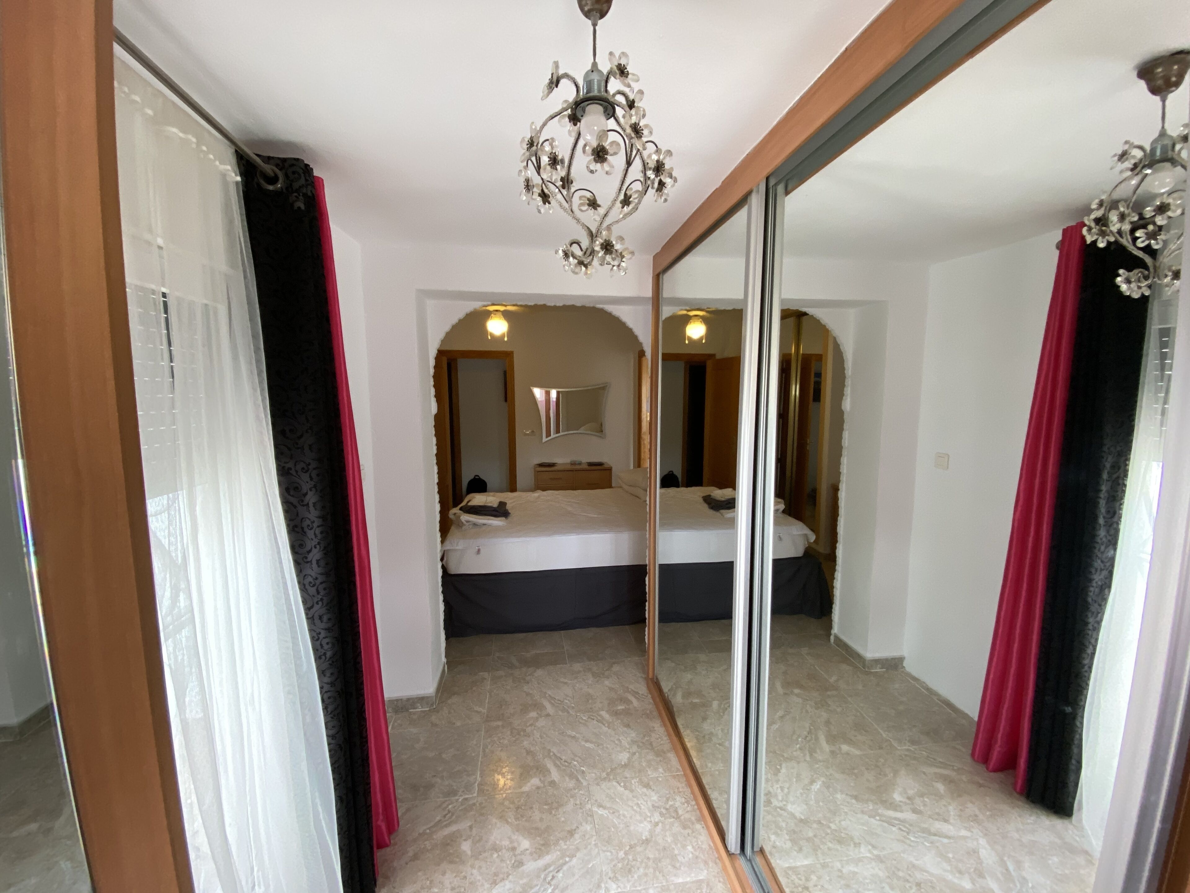 3 chambres, coffres-forts dans les chambres, fer et planche à repasser