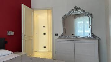 2 bedrooms, iron/ironing board, WiFi