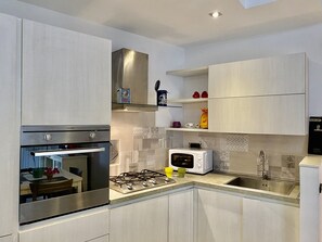 Micro-ondes, four, lave-vaisselle, grille-pain