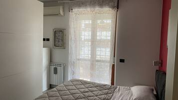 2 bedrooms, iron/ironing board, WiFi