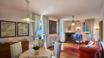 Télévision, cheminée