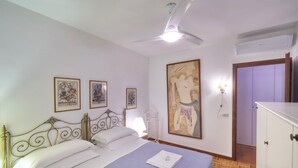 2 habitaciones, tabla de planchar con plancha, wifi y ropa de cama 