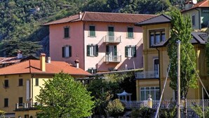 Una zona residencial en una ladera, con edificios que tienen balcones y techos de tejas rojas.
