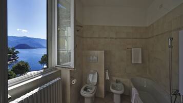 Duschwanne, Haartrockner, Bidet, Handtücher