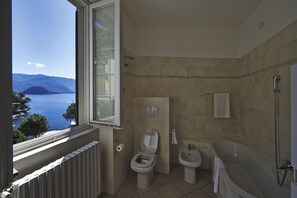 Duschwanne, Haartrockner, Bidet, Handtücher