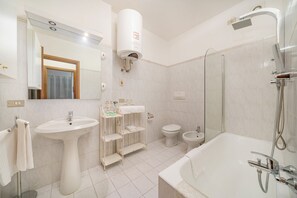 Combined shower/bathtub, hair dryer, bidet, towels - Casa Pergola on the lakeshore (Varenna)