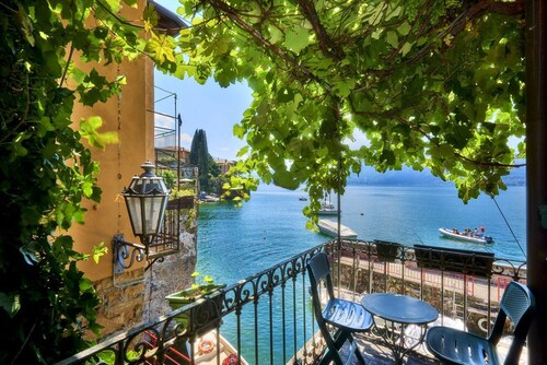 Casa Pergola on the lakeshore