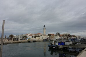 Marina - T2, sleeps 6, 200 m from the beach, harbor and shops. Air conditioner. (Le Grau-du-Roi)