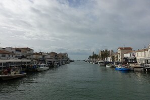 Marina - T2, sleeps 6, 200 m from the beach, harbor and shops. Air conditioner. (Le Grau-du-Roi)
